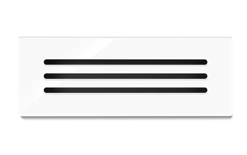 Fränkische Designgitter in Weiß mit drei schmalen horizontalen Öffnungen, geeignet für die Verwendung in modernen Heizungsanlagen oder Belüftungssystemen.